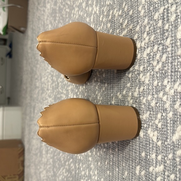 Chloe scalloped leather pump with 2” stacked heel. Size 42. Like new condition! - Picture 6 of 6